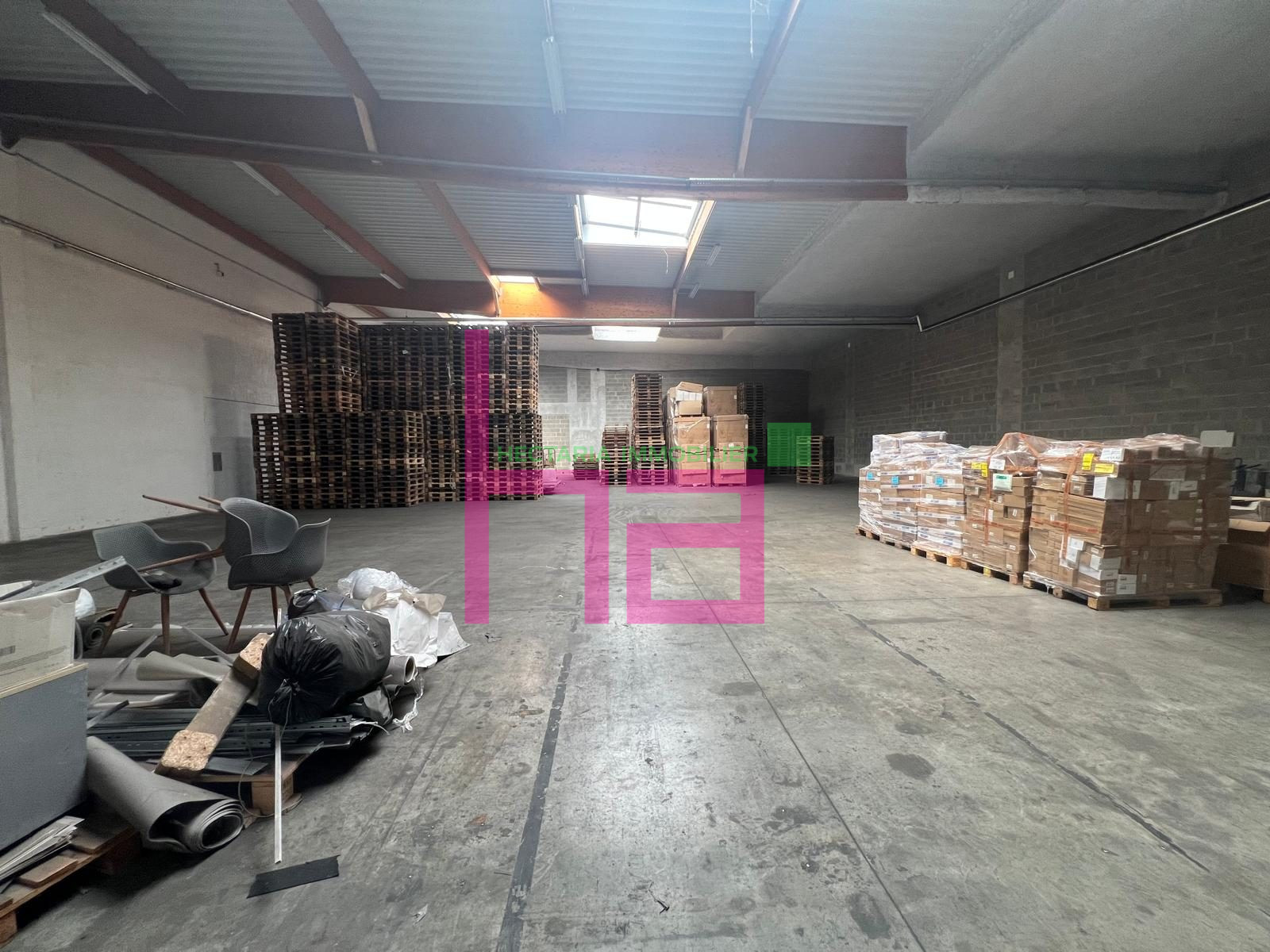 LOCAL DE STOCKAGE AVEC QUAIS A VENDRE - Photo 8