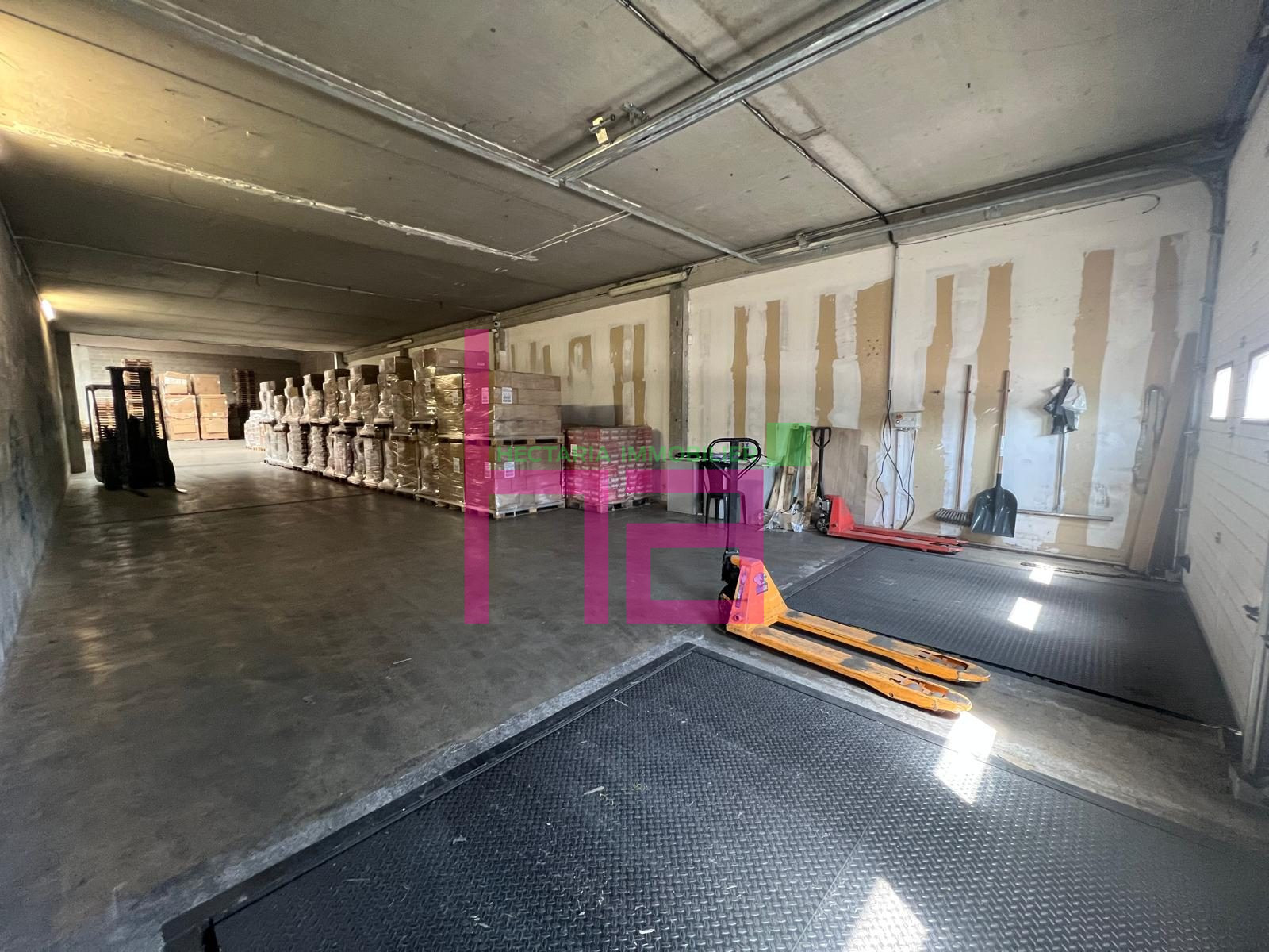 LOCAL DE STOCKAGE AVEC QUAIS A VENDRE - Photo 11