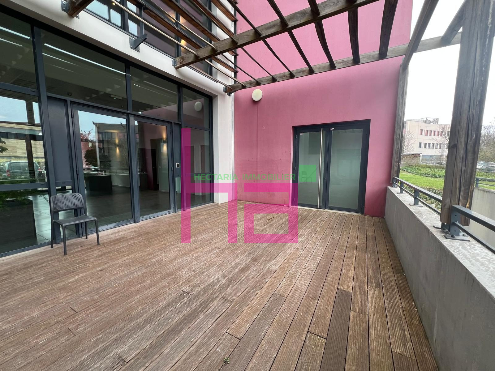 BUREAUX EN RDC AVEC TERRASSE COMMUNE - Photo 1