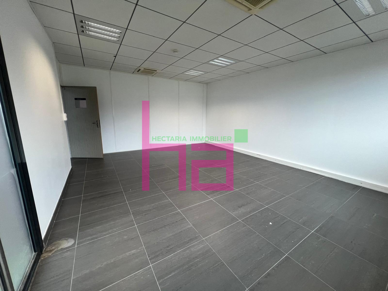 BUREAUX EN RDC AVEC TERRASSE COMMUNE - Photo 3