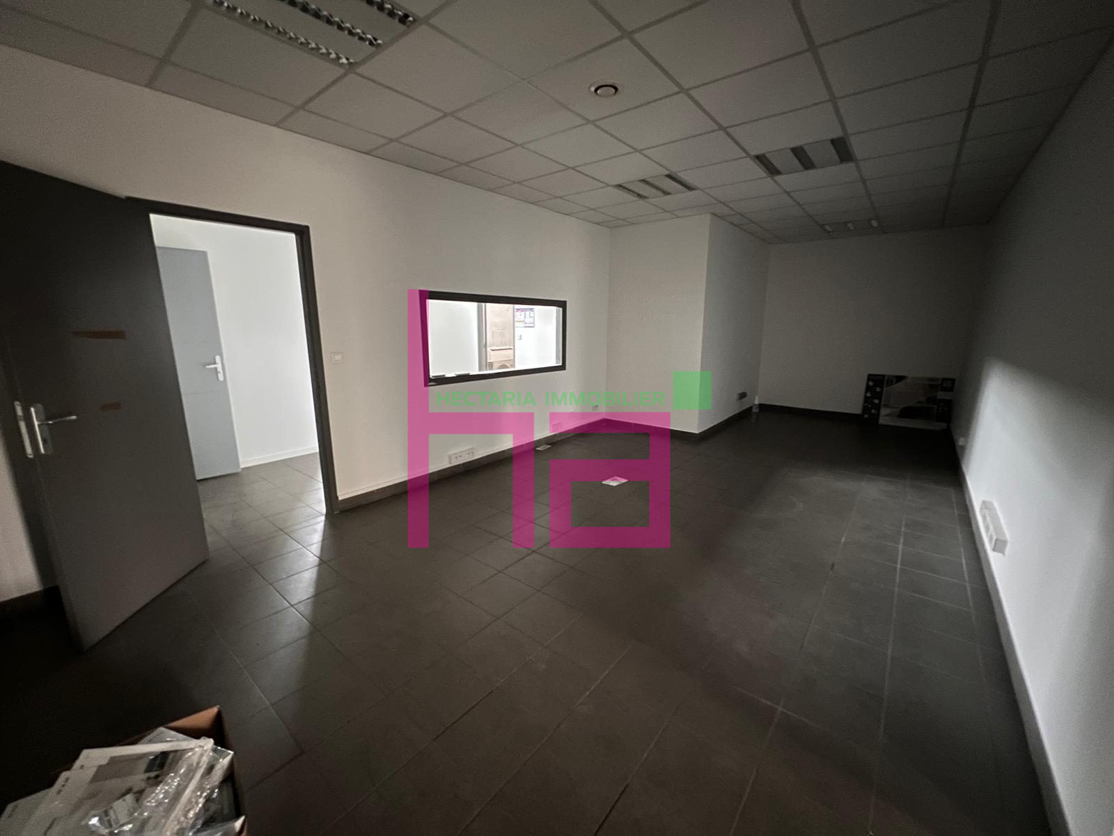 BUREAUX AVEC RESERVE - Photo 7