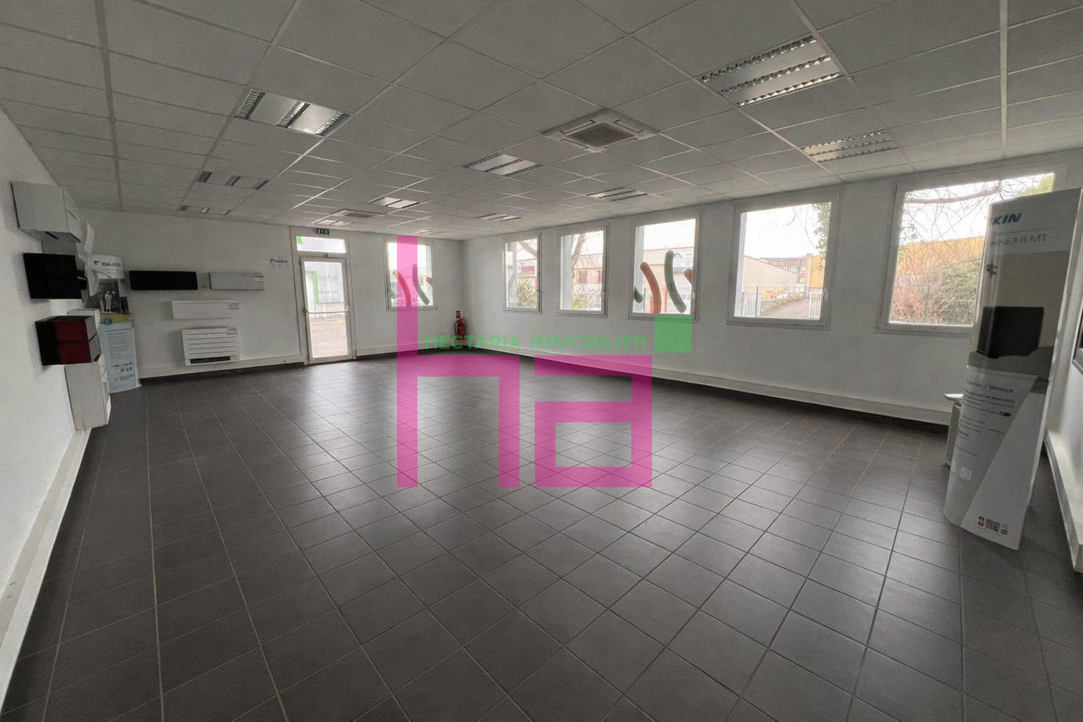 BUREAUX AVEC RESERVE - Photo 2