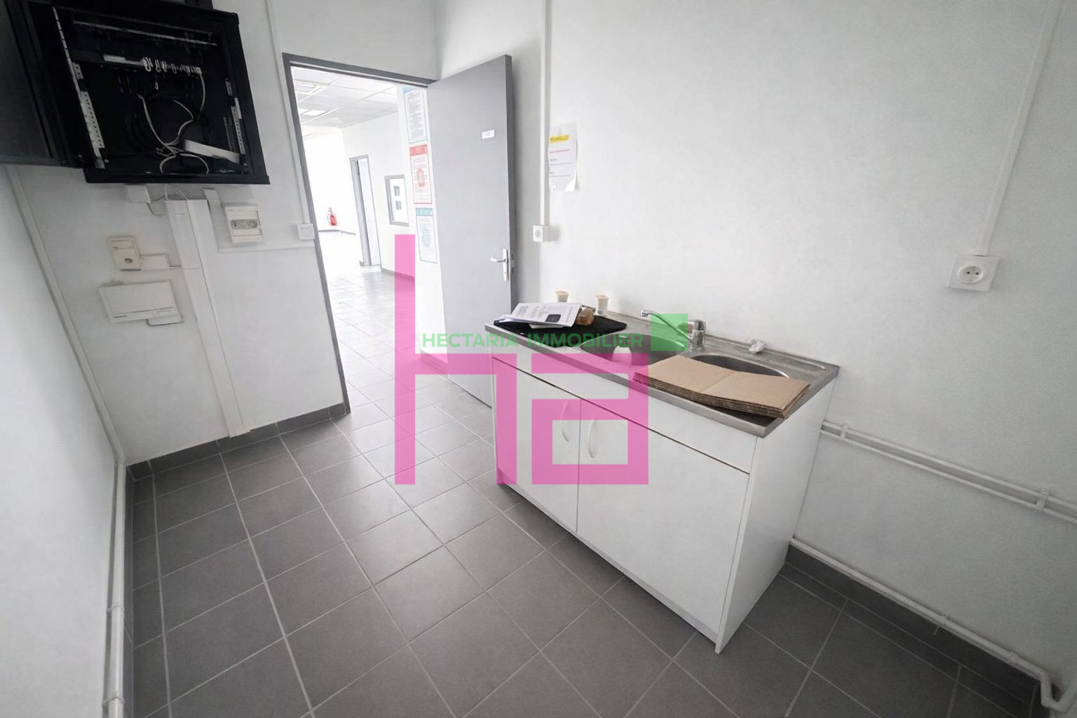 BUREAUX AVEC RESERVE - Photo 5