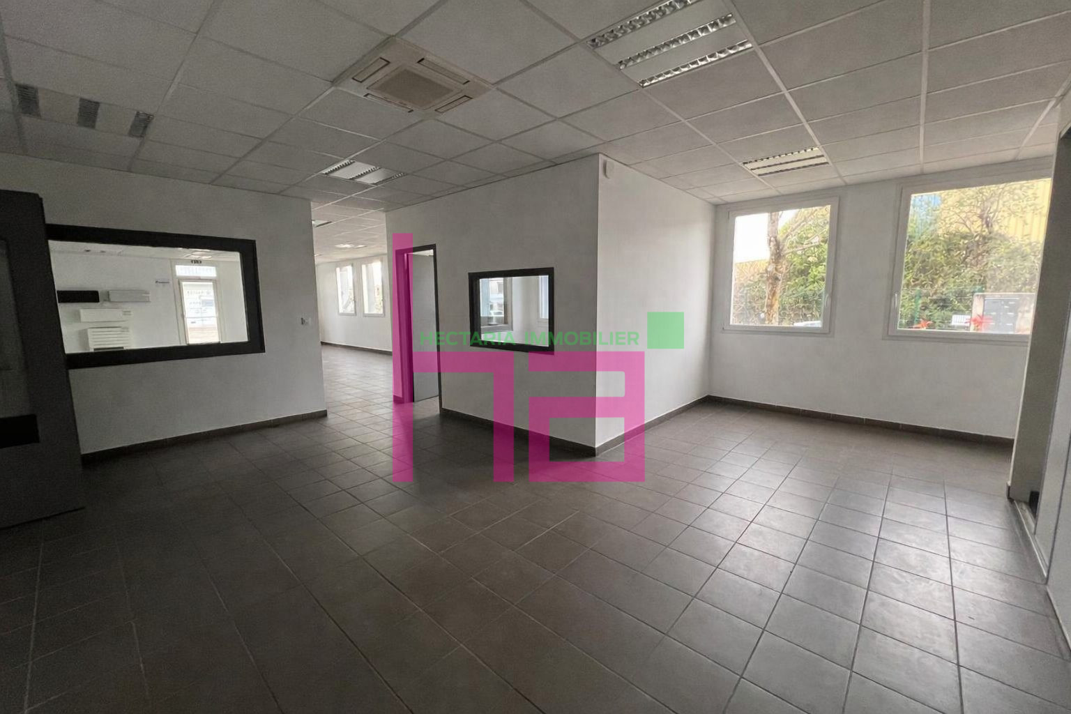 BUREAUX AVEC RESERVE - Photo 8