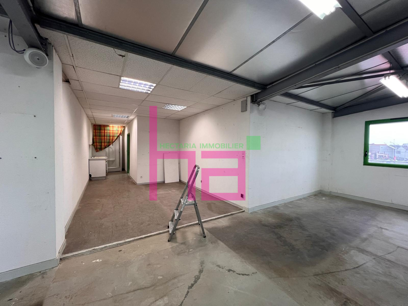 BUREAUX EN ETAGE AVEC ACCES PRIVATIF - Photo 7