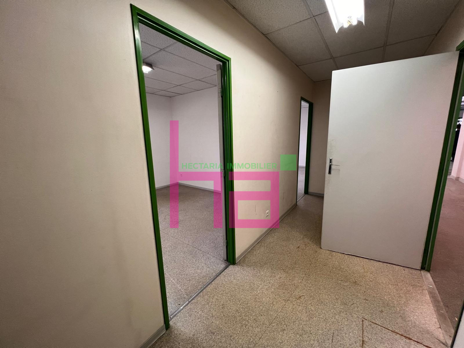BUREAUX EN ETAGE AVEC ACCES PRIVATIF - Photo 4