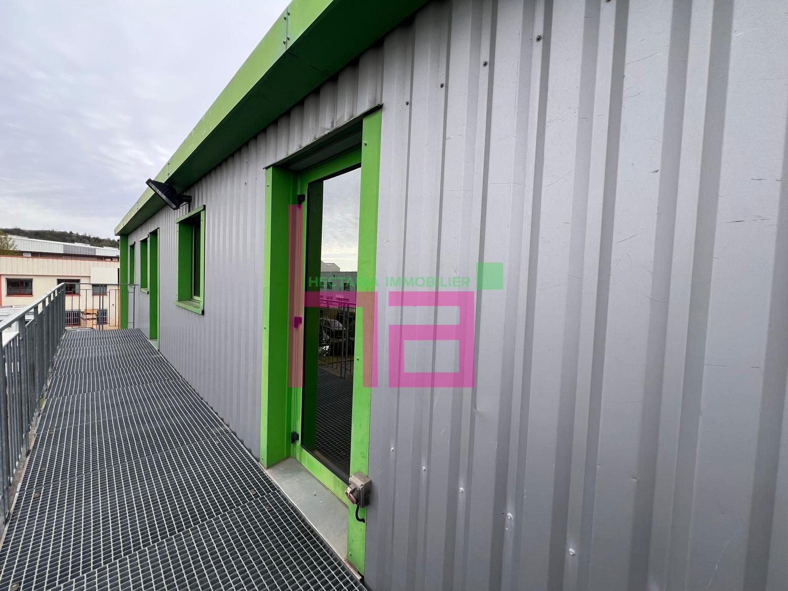 BUREAUX EN ETAGE AVEC ACCES PRIVATIF - Photo 1