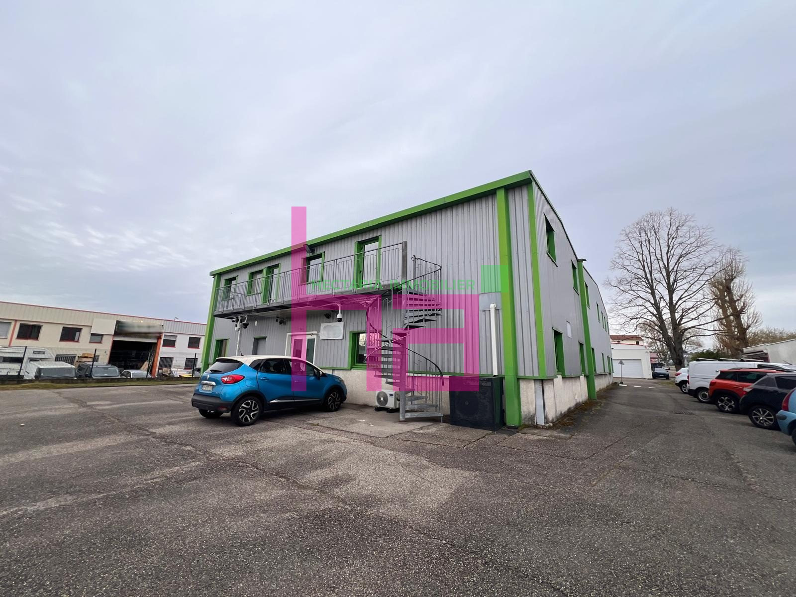 BUREAUX EN ETAGE AVEC ACCES PRIVATIF - Photo 9