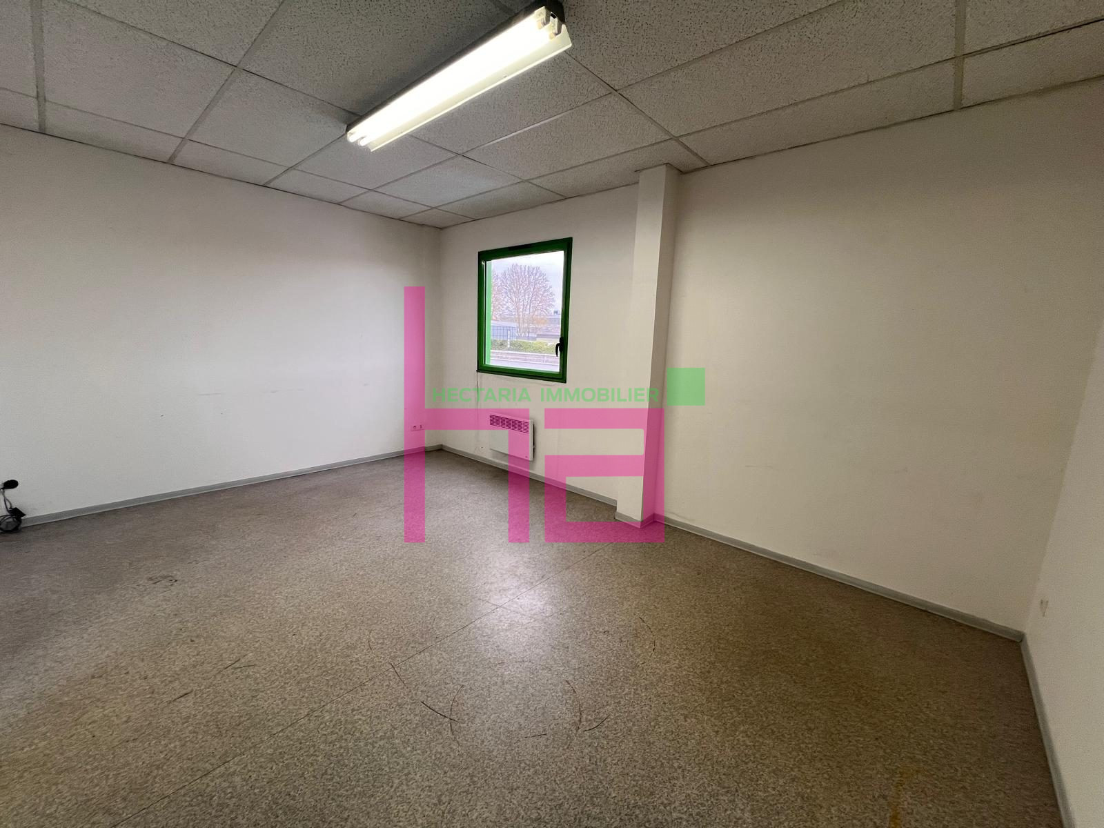 BUREAUX EN ETAGE AVEC ACCES PRIVATIF - Photo 5