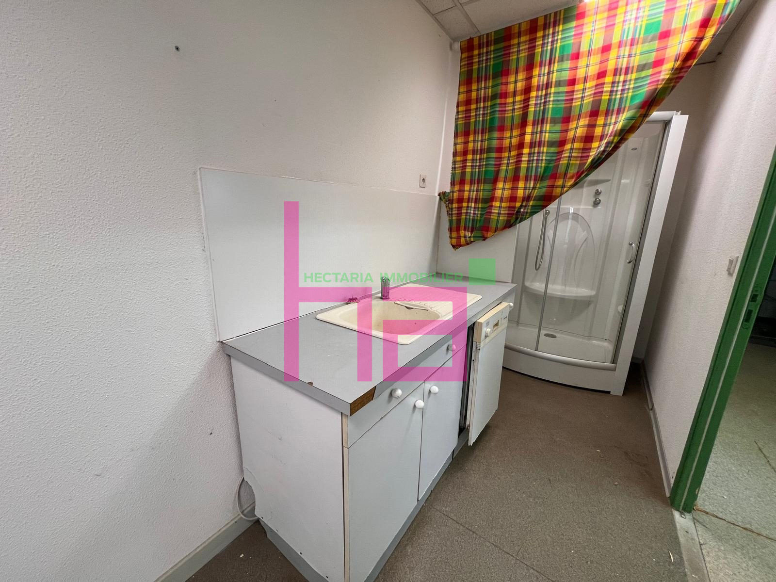 BUREAUX EN ETAGE AVEC ACCES PRIVATIF - Photo 6