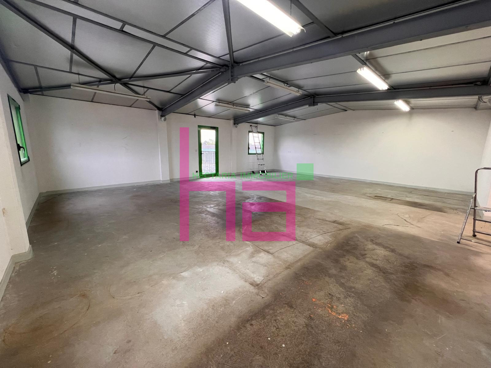 BUREAUX EN ETAGE AVEC ACCES PRIVATIF - Photo 2