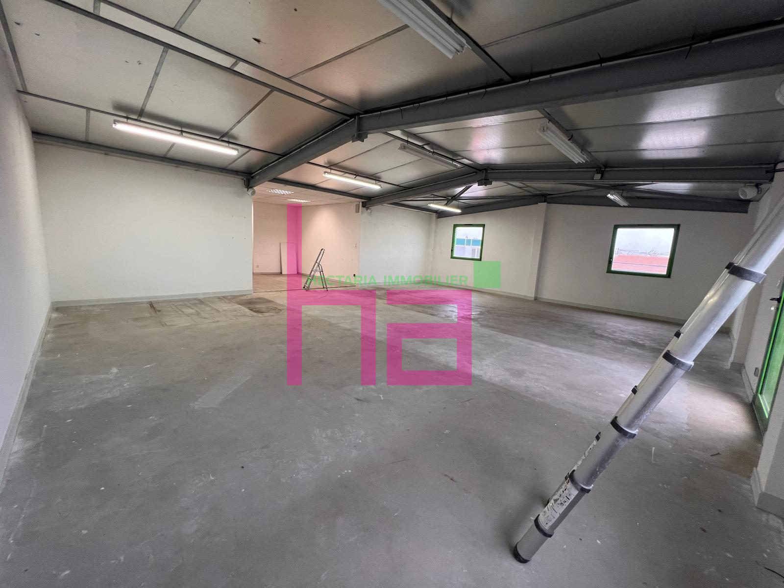 BUREAUX EN ETAGE AVEC ACCES PRIVATIF - Photo 8