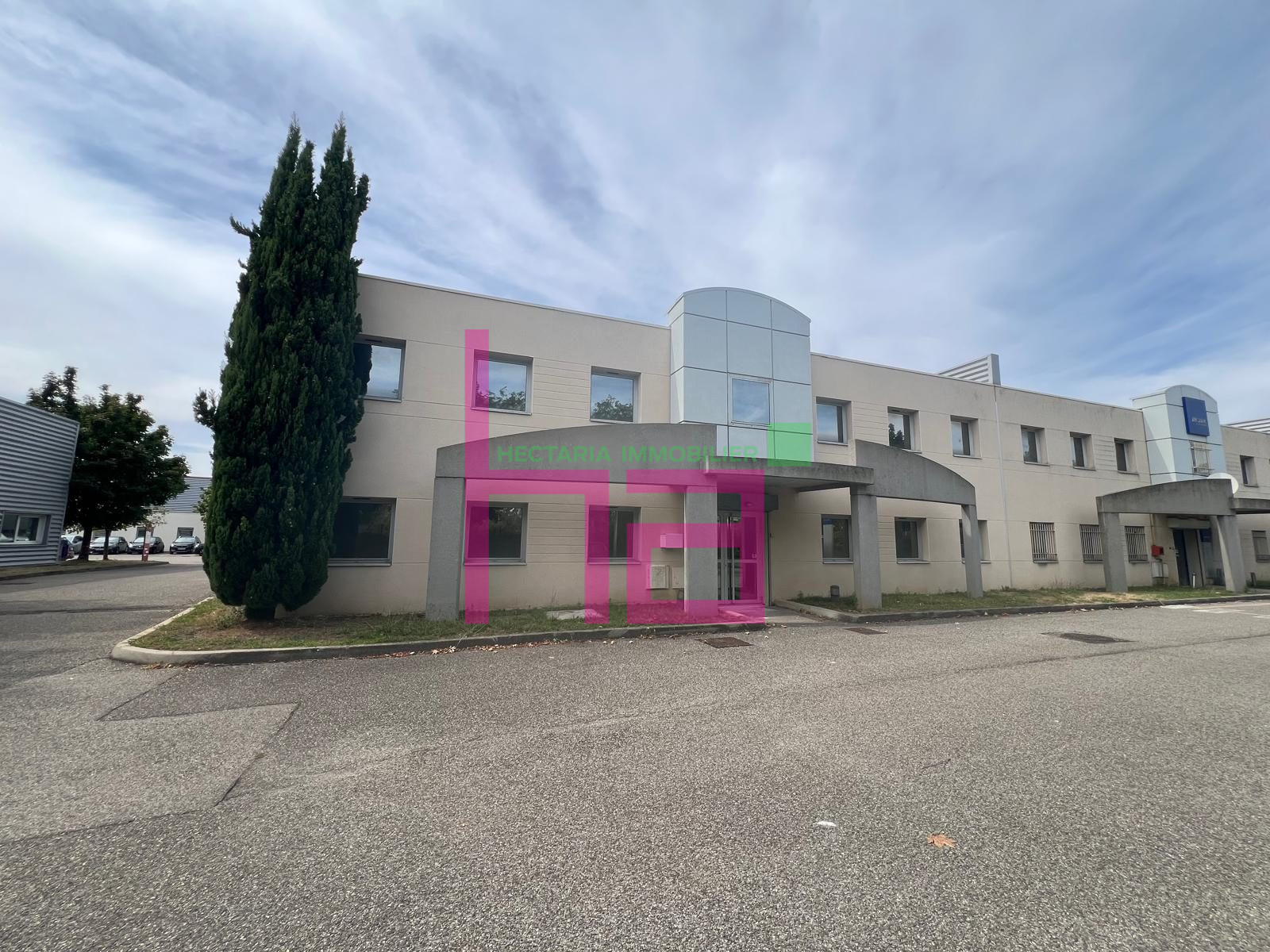 LOCAL MIXTE AU SEIN D&rsquo;UN PARC CLOS - Photo 1484