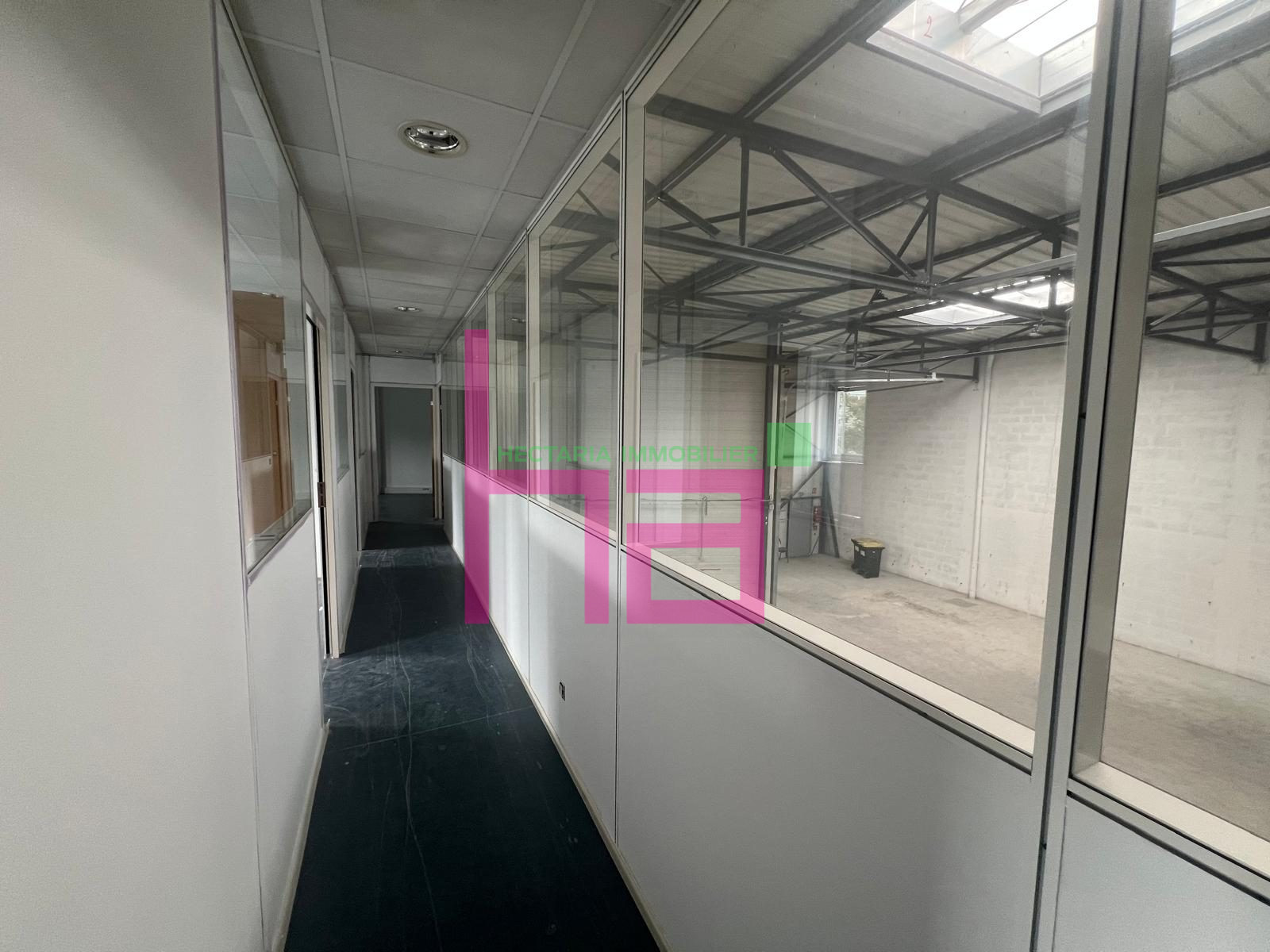 LOCAL MIXTE AU SEIN D&rsquo;UN PARC CLOS - Photo 1998