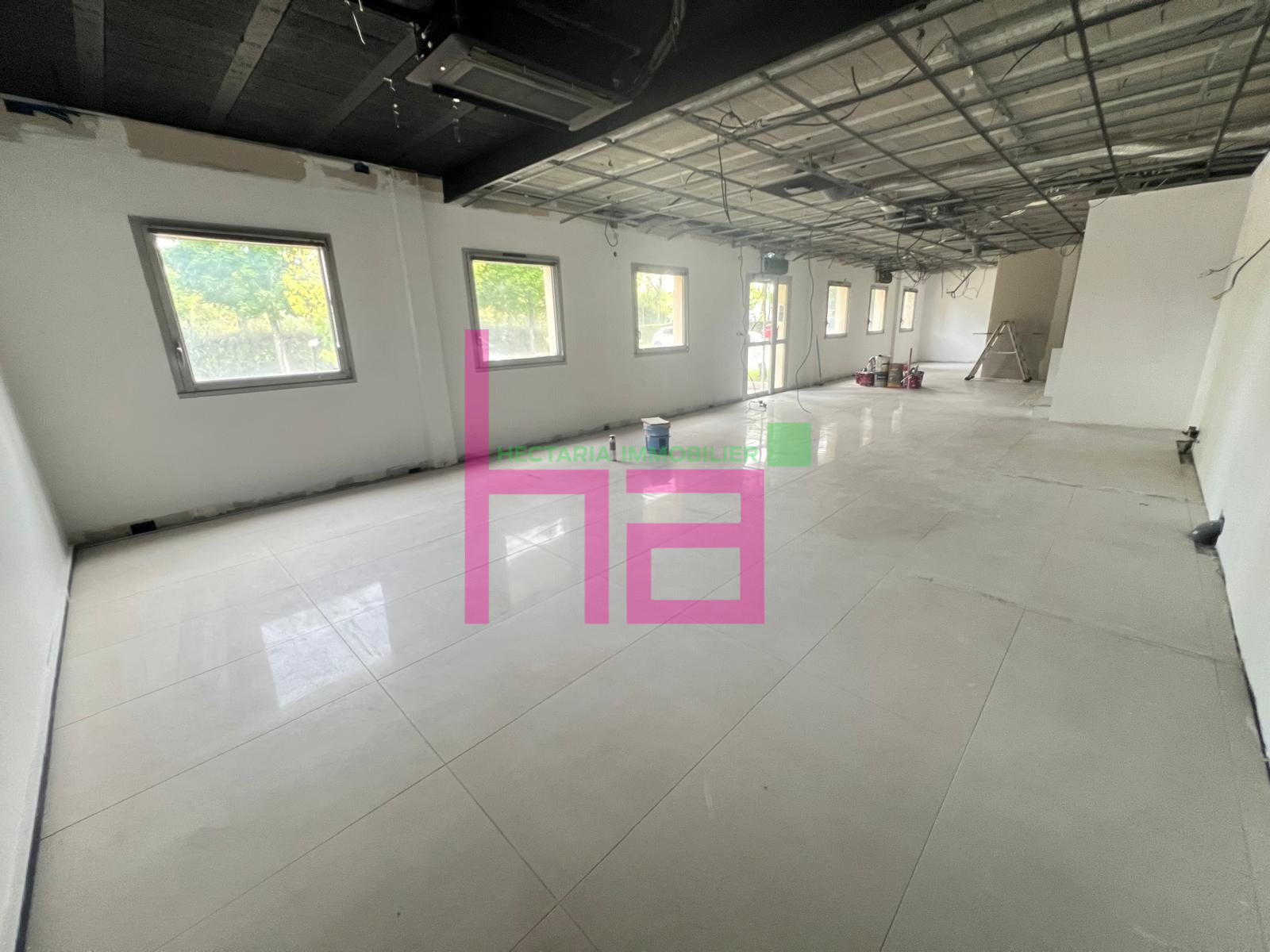 LOCAL MIXTE AU SEIN D&rsquo;UN PARC CLOS - Photo 2759