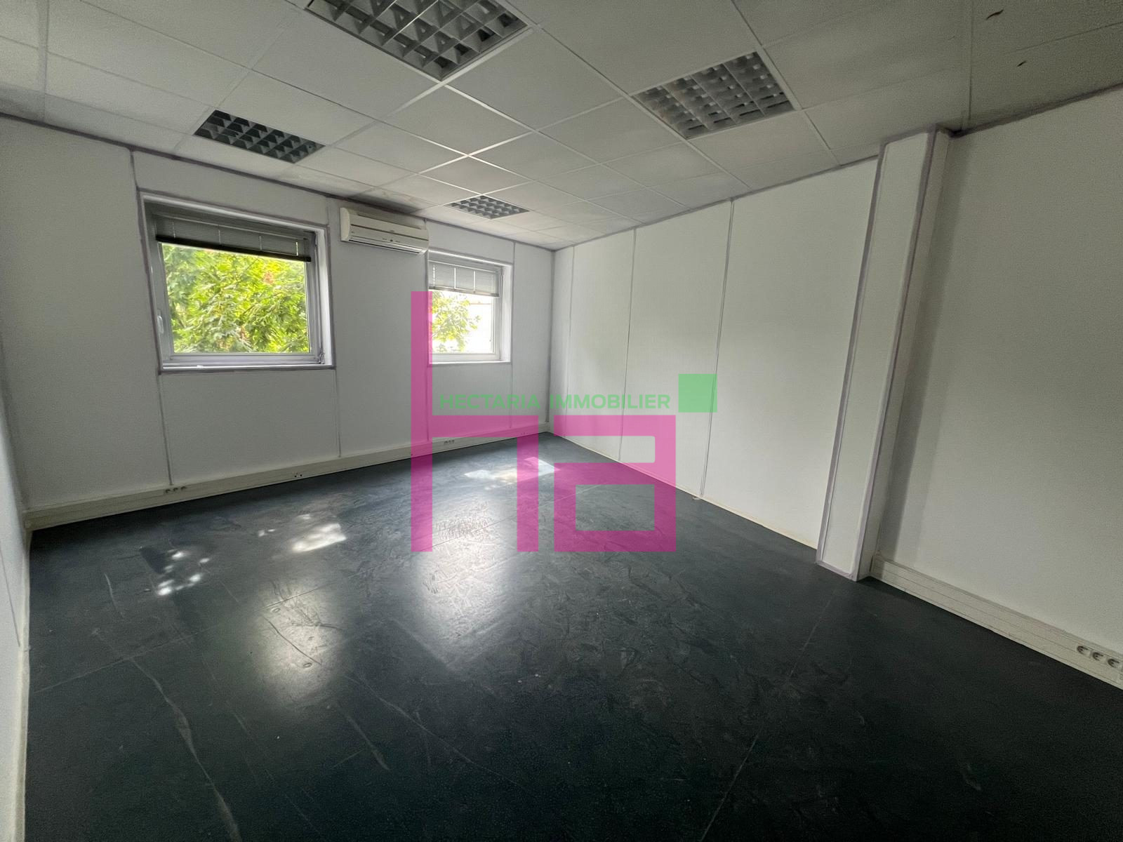LOCAL MIXTE AU SEIN D&rsquo;UN PARC CLOS - Photo 2988