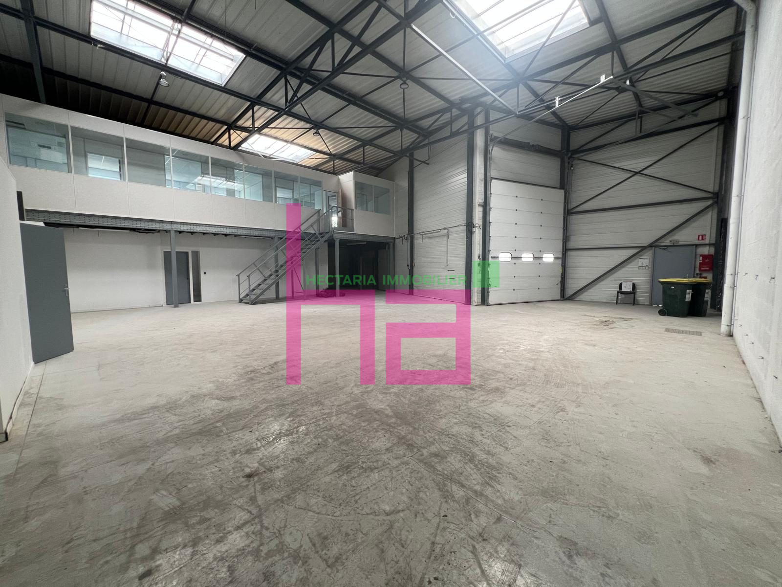 LOCAL MIXTE AU SEIN D&rsquo;UN PARC CLOS - Photo 3045