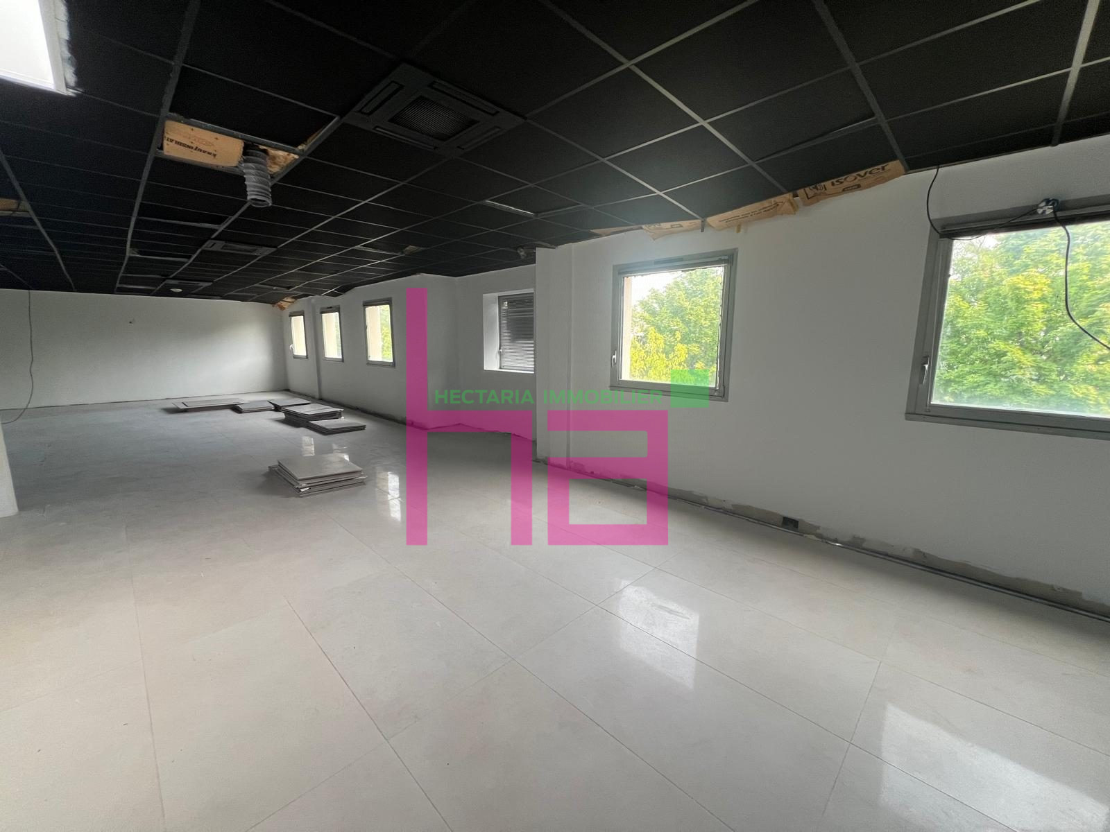 LOCAL MIXTE AU SEIN D&rsquo;UN PARC CLOS - Photo 1857
