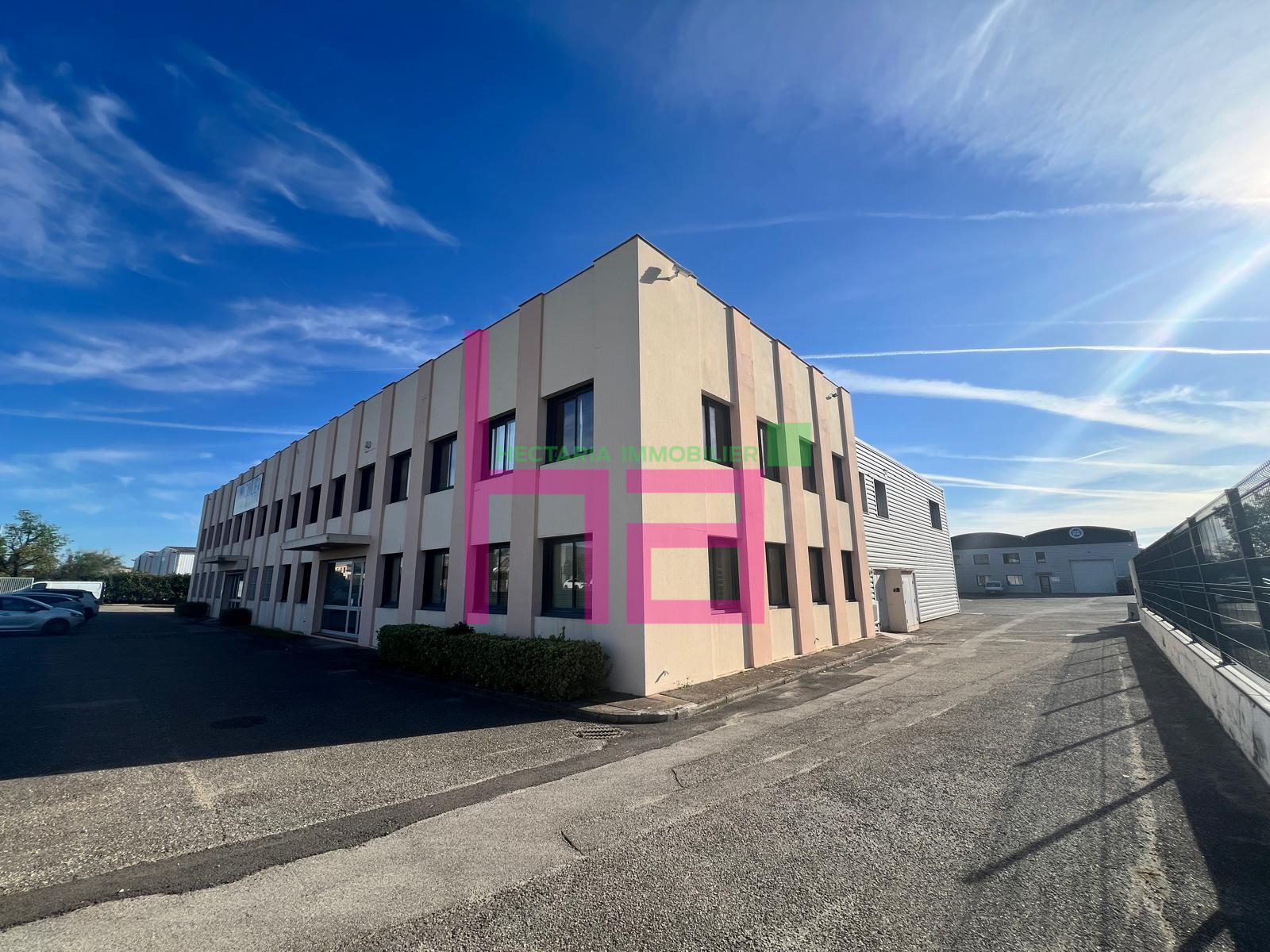 LOCAUX FACADE AVENUE DU PROGRES - Photo 1